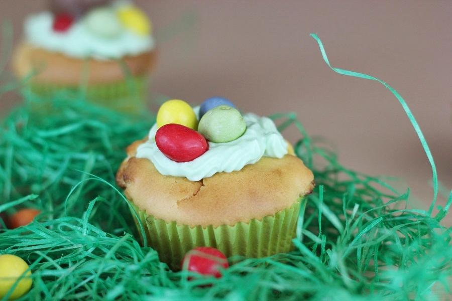 Cupcakes mit Schichtkäsetopping und weißer Schokolade 