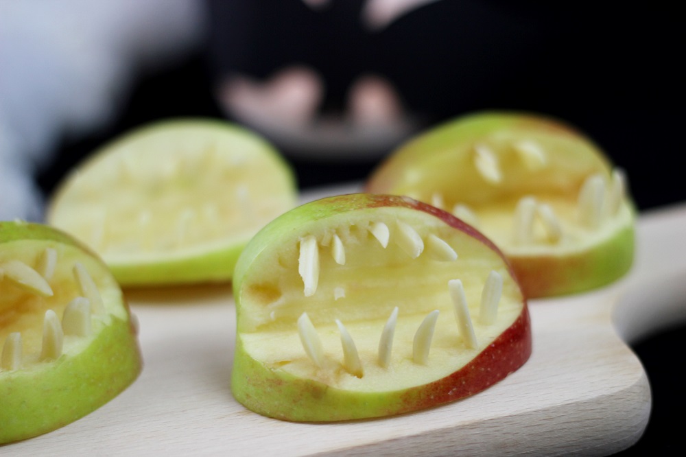 halloweensnacks-gebiss-aus-apfel-und-mandeln