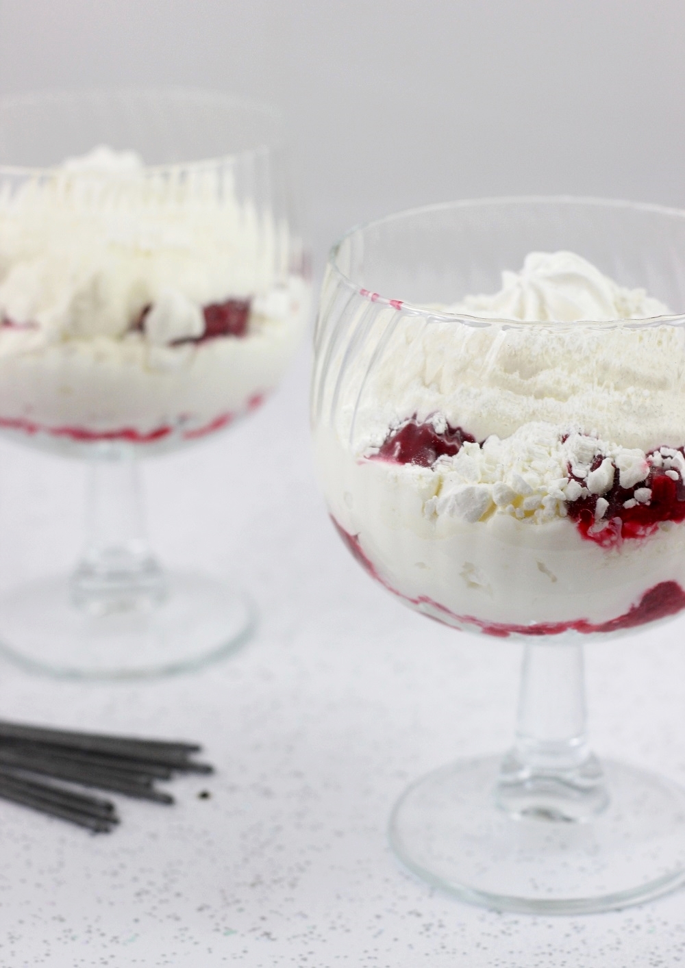 Schichtdessert Sahne und Himbeeren