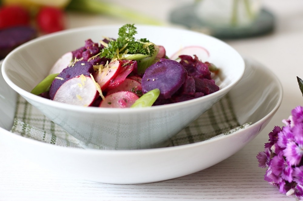 Violetter Süßkartoffelsalat mit Radieschen, Frühlauch und Zitronenvinaigrette