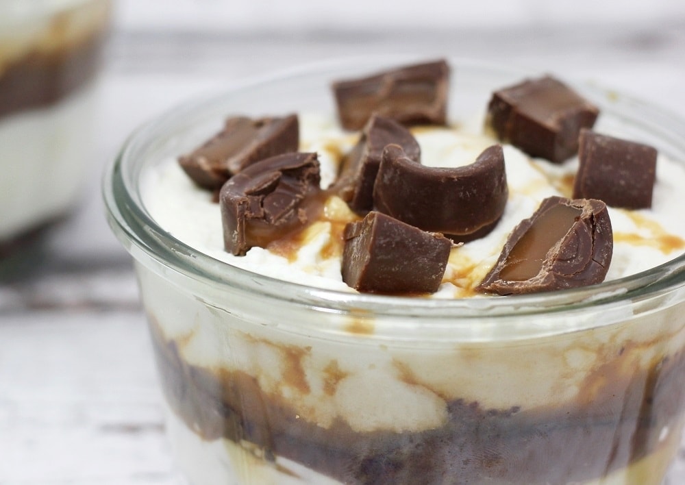 Trifle mit Brownies und Karamell