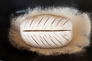Brot einschneiden