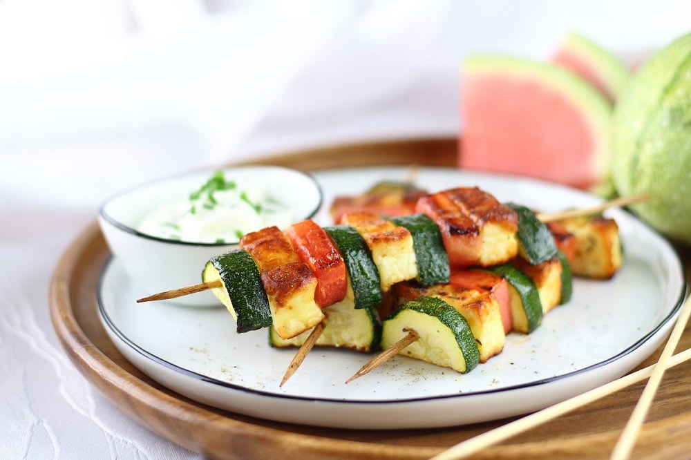 Food ABC - Z - Zucchini-Wassermelonen-Spieße mit Grillkäse 1-min