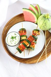 Zucchini-Wassermelonen-Spieße mit Grillkäse