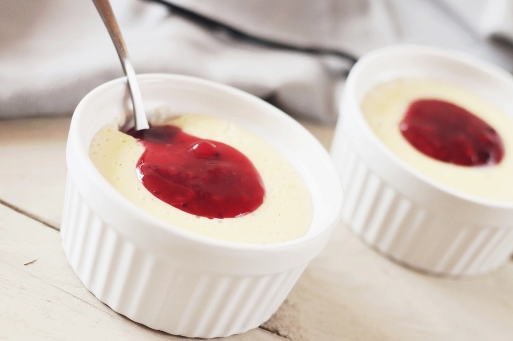 Vanillepudding mit Grütze