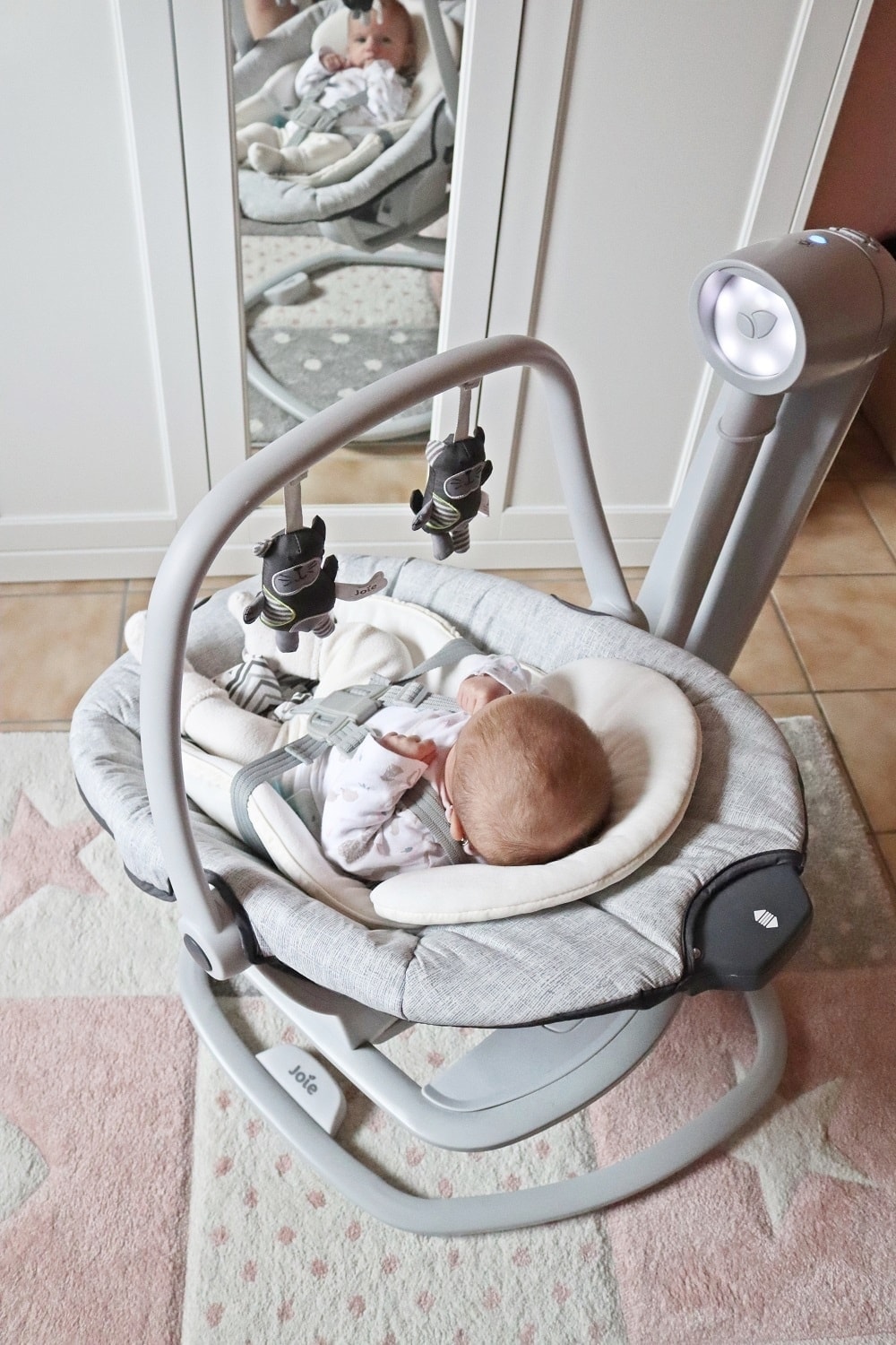 Babyschaukel mit Mobile zur förderung von babys