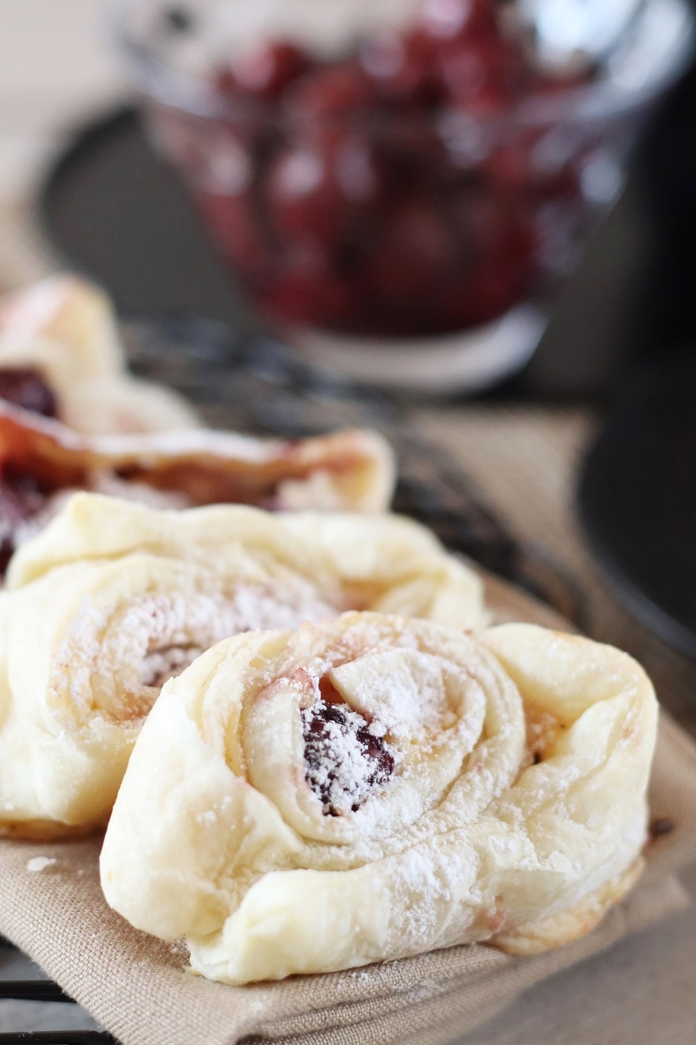 Blätterteigschnecken mit Kirschen und Pudding