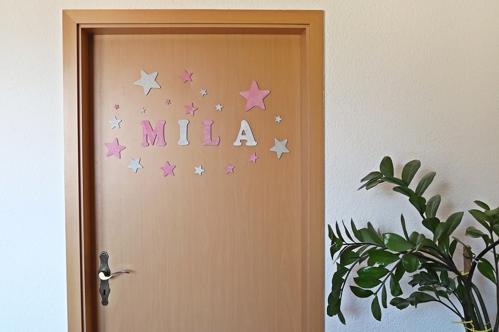 Tür mit Buchstaben dekorieren