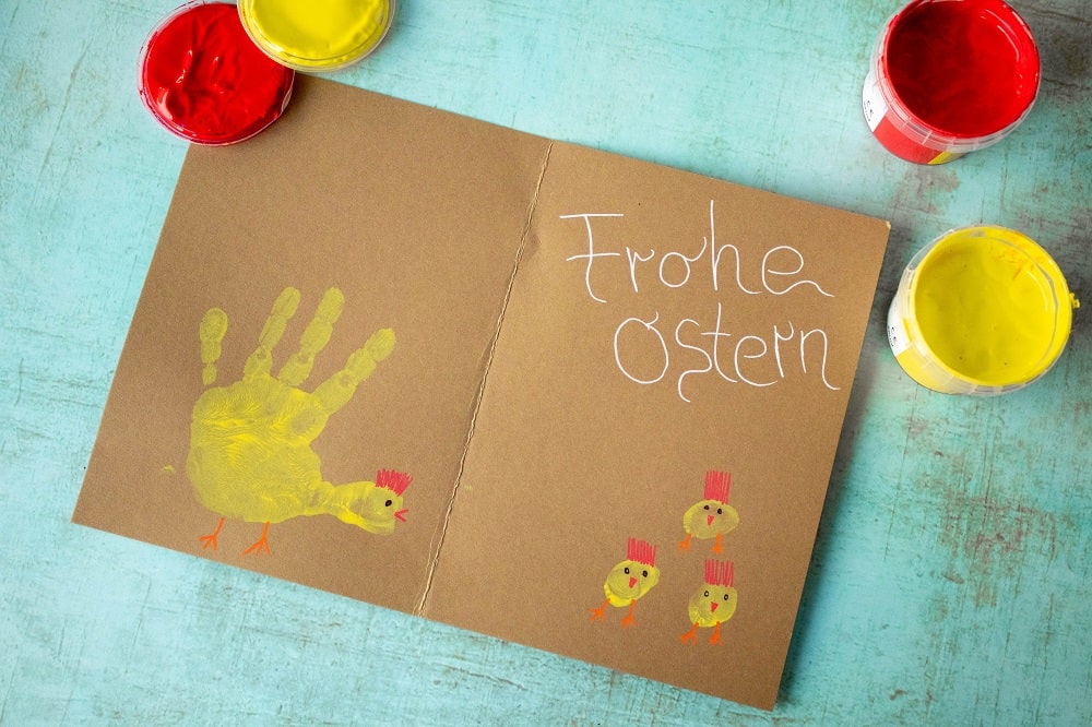 Osterbasteln: Huhn aus Handabdruck Ostern