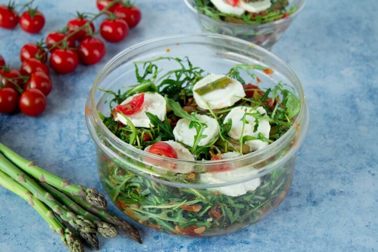 Grüner Spargelsalat mit Rucola und Tomaten - The inspiring life