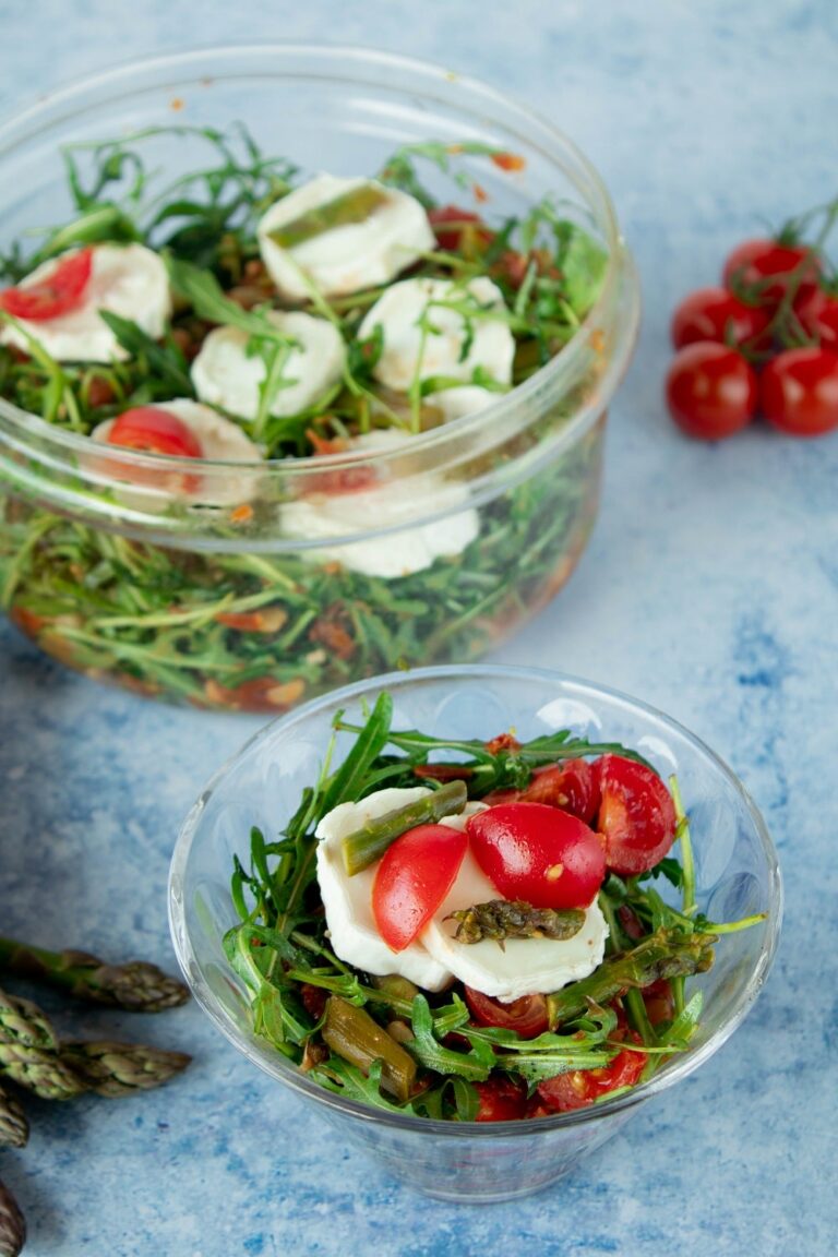 Grüner Spargelsalat mit Rucola und Tomaten - The inspiring life