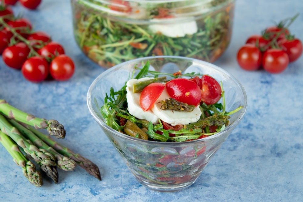 Grüner Spargelsalat mit Rucola und Tomaten - The inspiring life