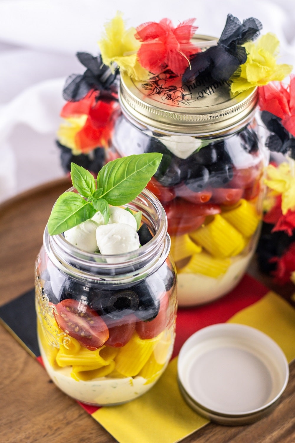 Nudelsalat im Glas geschichtet