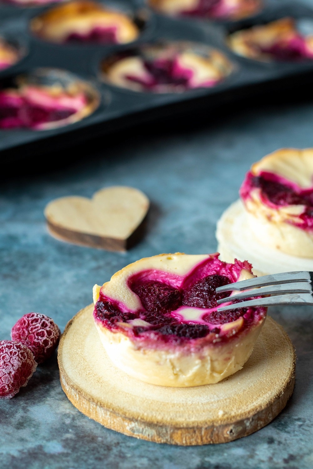 Käsekuchen-Muffins mit Himbeeren