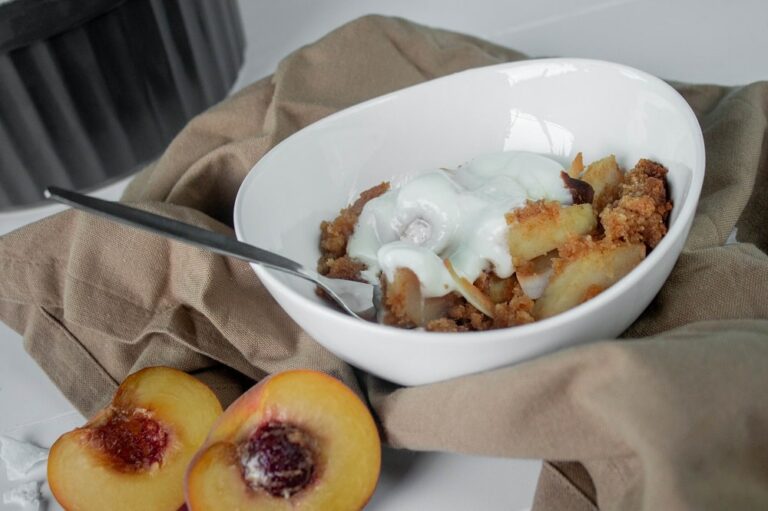 Apfel-Pfirsich Crumble mit Joghurt/Sahne Topping - The inspiring life