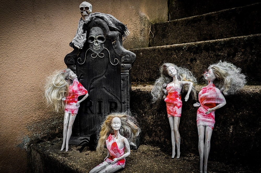 Zombie Barbie - DIY Halloween Deko